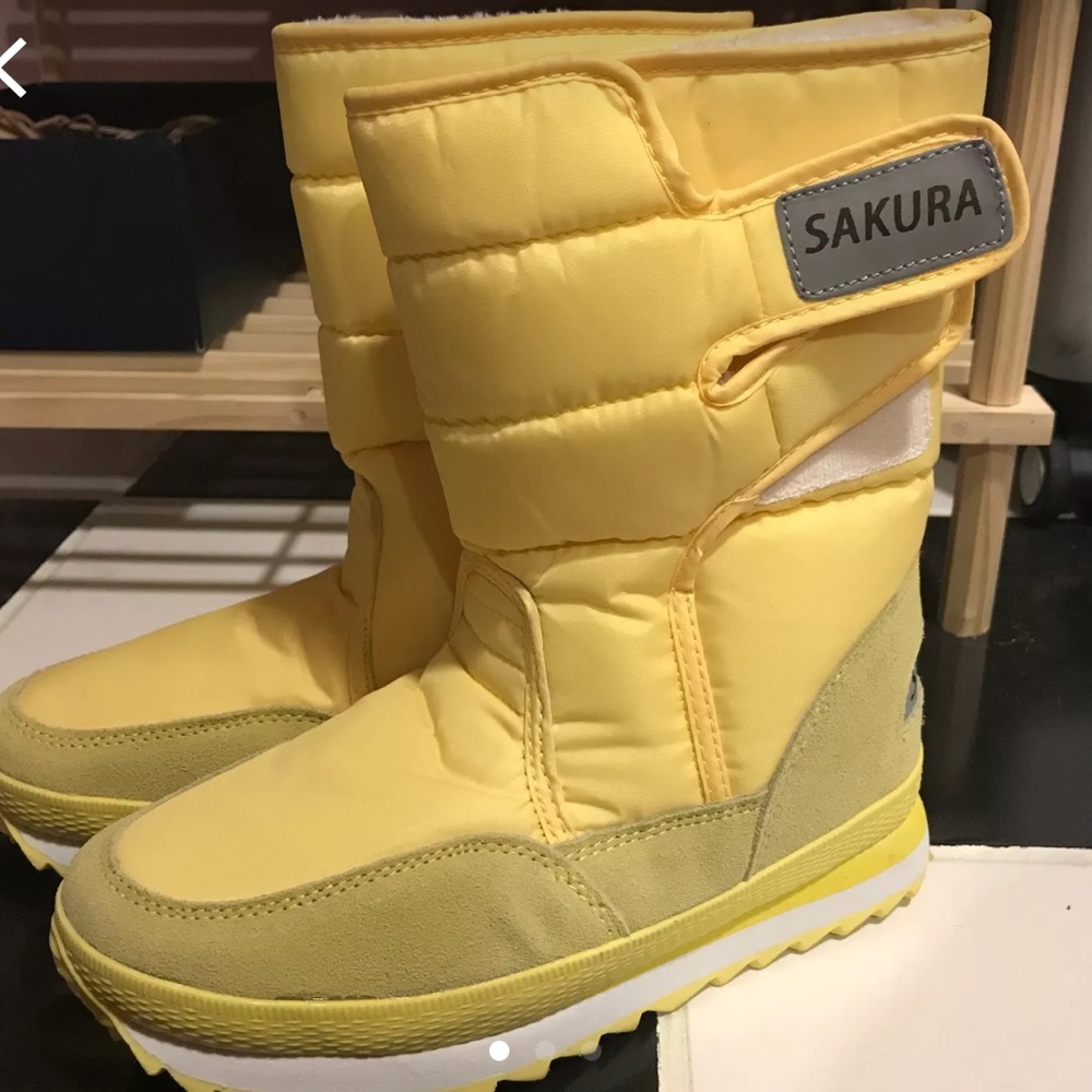 Yellow snow boots BRAND NEW
